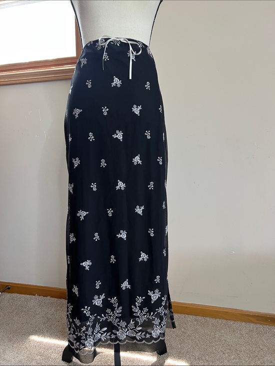 Forever 21 Dresses & Skirts - ☕️🐼📞⚫️Black Floral Embroidered Maxi Skirt